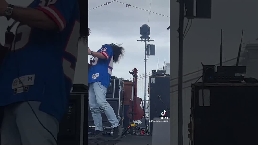 Jimmy was dying to get his @nygiants jersey back on after our showing in Philly 🤪🎸#DogPound🐶 Thumbnail